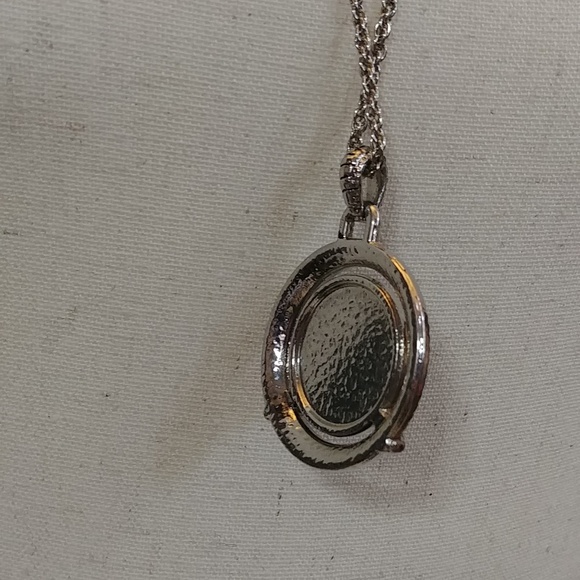 Vintage Green Pendant on Silver Tone Chain - Picture 5 of 5